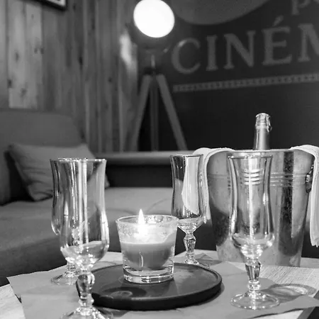 Chalet CHALET CINEMA - Climatisé- Les Belles Ouvrières *